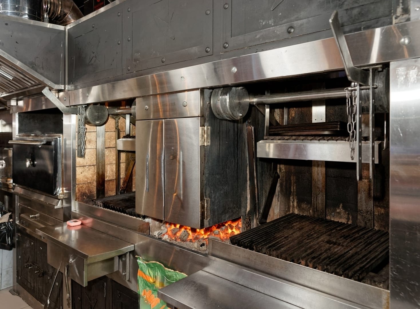 stock-photo-heavy-duty-grill-in-professional-kitchen-on-a-steak-house-1510141133