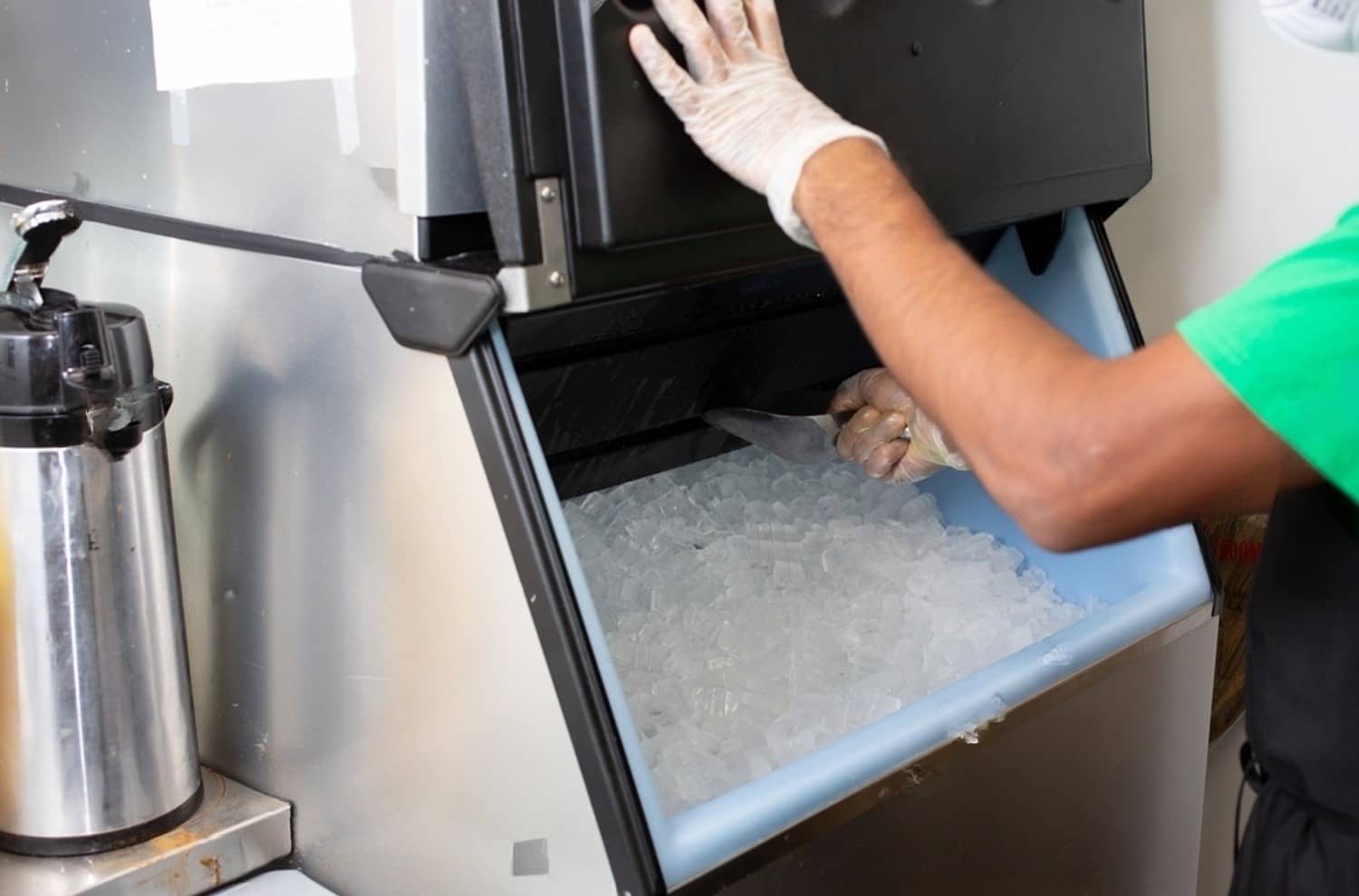stock-photo-a-view-of-an-employee-scooping-ice-out-of-an-ice-machine-in-a-restaurant-setting-2088014482