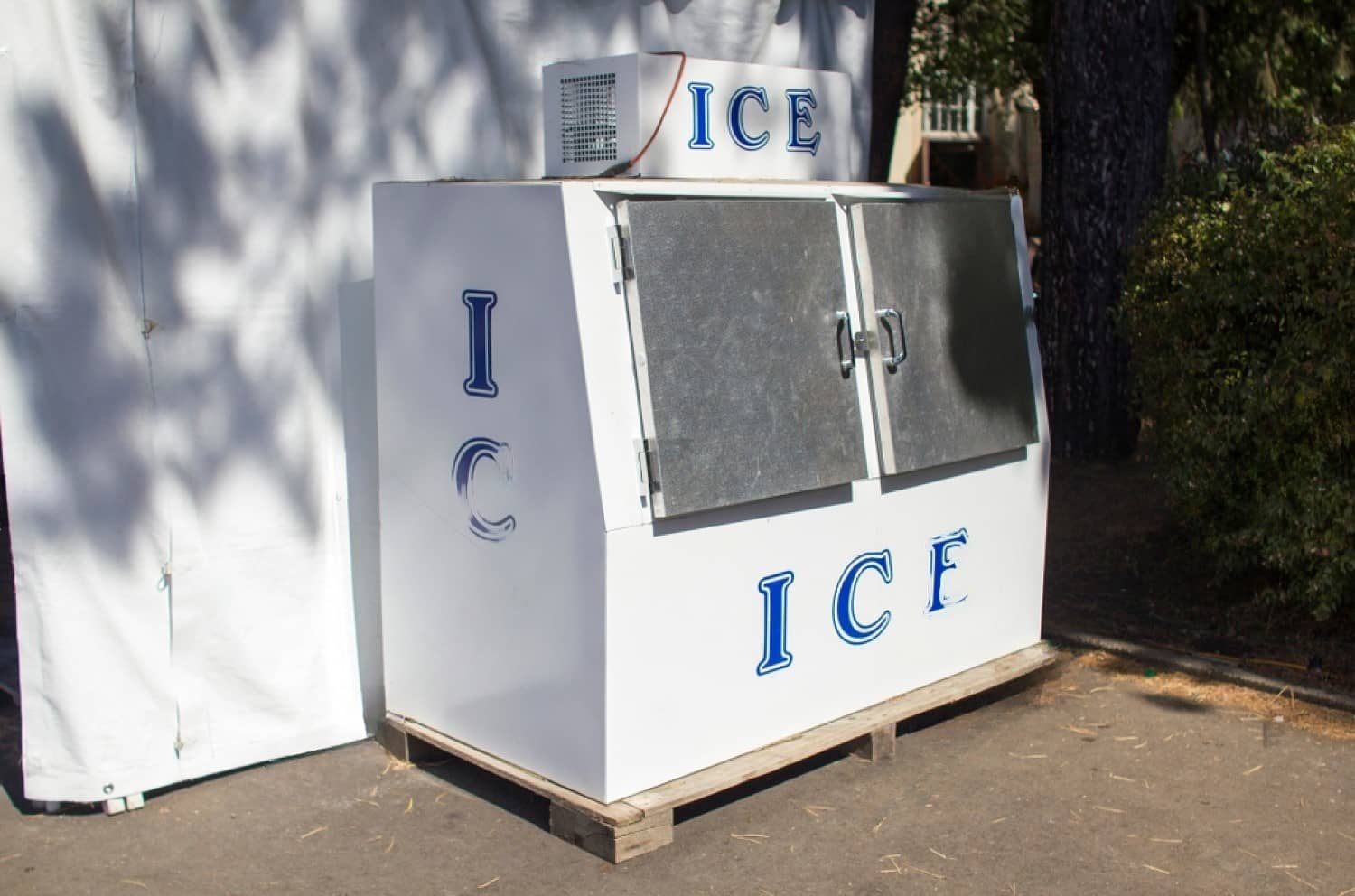 stock-photo-an-ice-merchandiser-outside-a-food-stand-1498480148